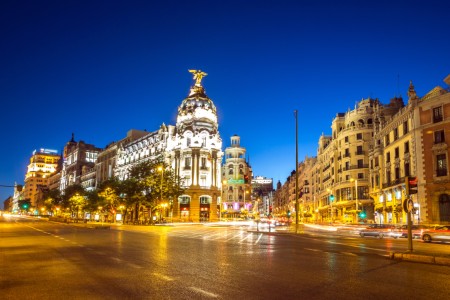 L'avenue Gran Vía artère principale de Madrid avec ses monuments et boutiques