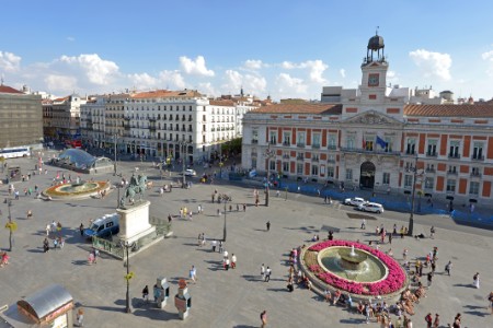 La place Puerta del Sol, point de jonction entre différents quartiers de Madrid